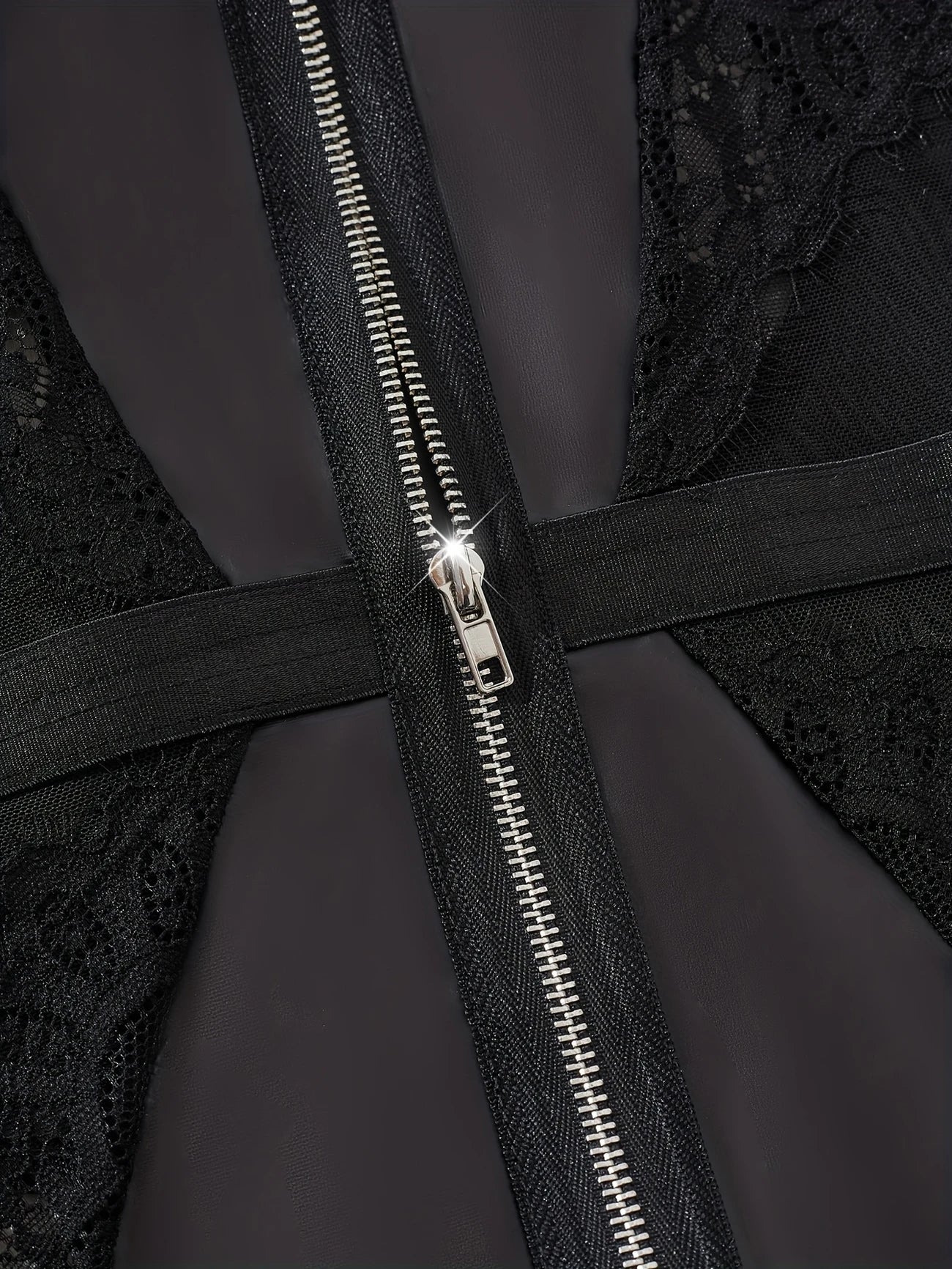 Zwarte kinky PU body met kant en ritsdetail – Velvet Heat – sexy & erotisch | Dare to Undress